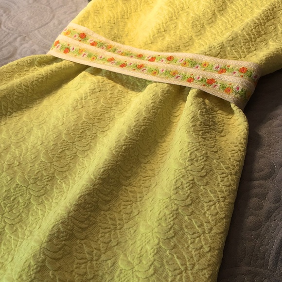 Vintage 40s-50s dress in Bright Yellow with custom embroidered floral belt. - Picture 5 of 16